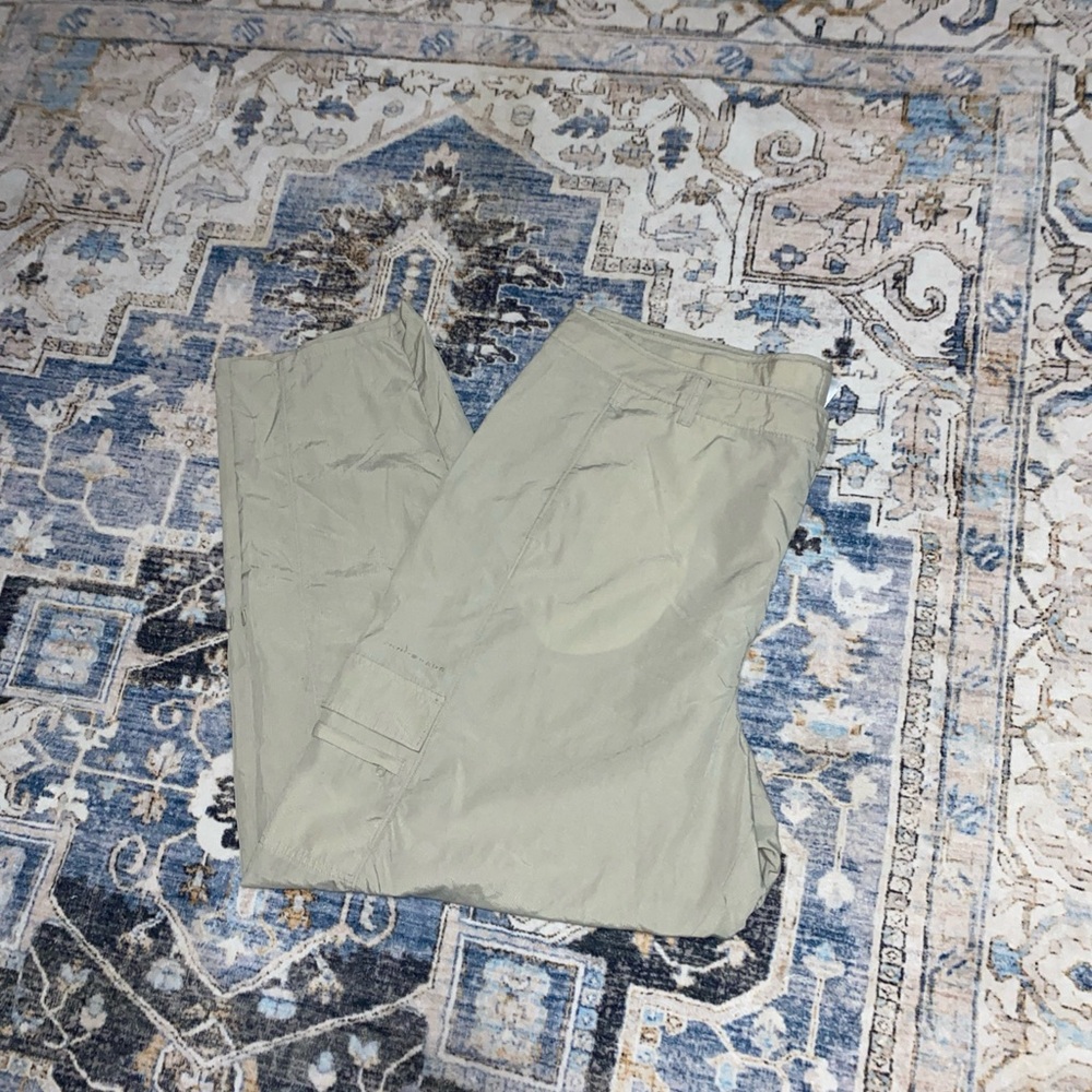 Columbia Women's PFG Performance Fishing Gear Cargo Pants.Women's size 2XL/XXL.